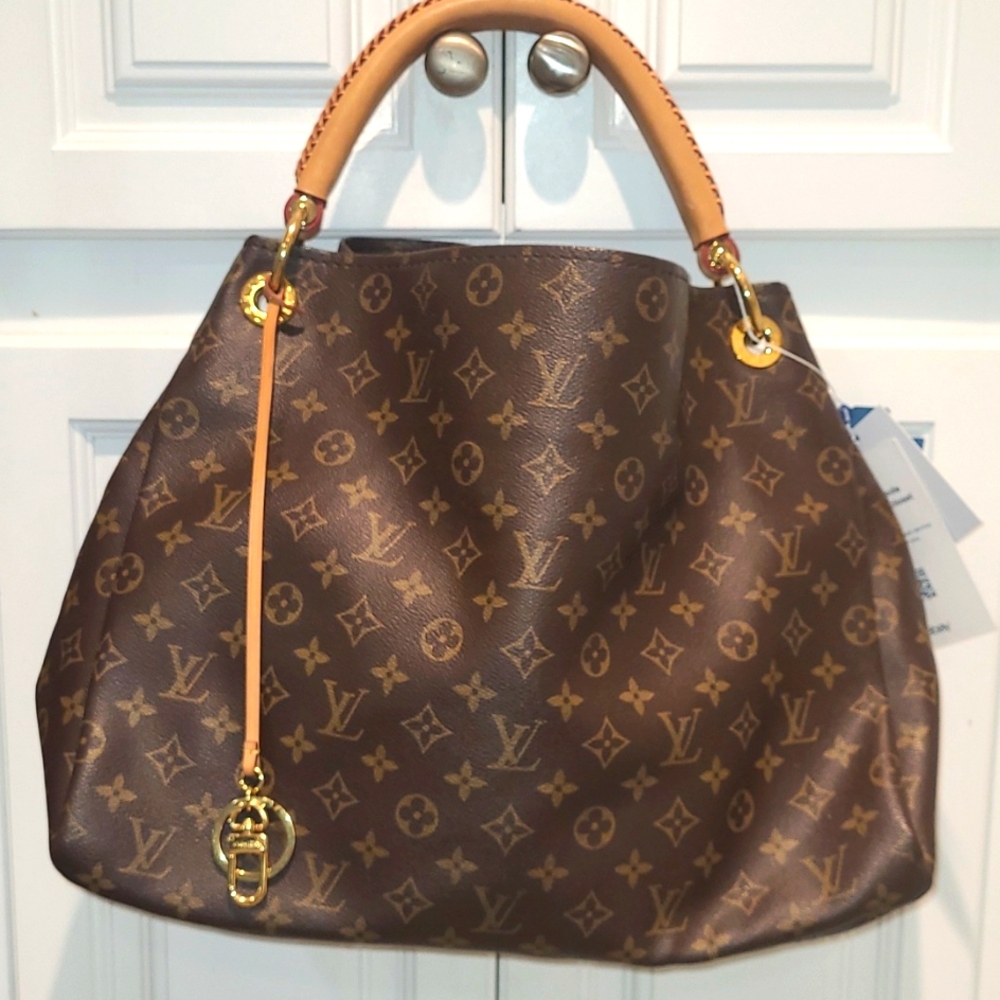 Louis Vuitton Artsy MM with a Beautiul Light Patina. With Authentication Tags!